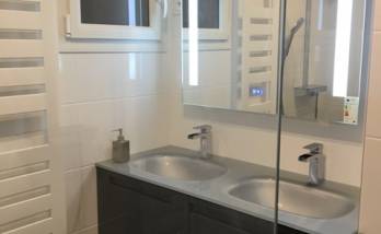 Meuble double-vasque avec miroir éclairant et connexion Bluetooth (Brunoy 91800)