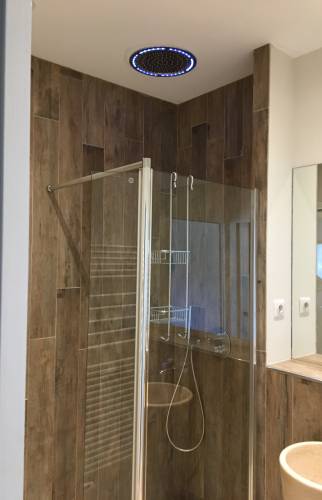 Jolie douche avec un ciel de pluie