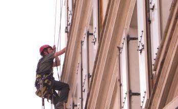 Vérification de façade par un cordiste