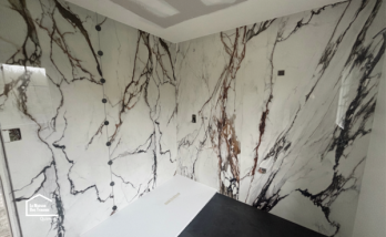 Détail de la faïence effet marbre Porcelanosa posée lors d'une rénovation de salle de bain à Quimper dans le Finistère Sud.