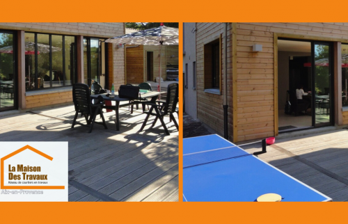 Extension bois moderne à Beaurecueil avec terrasse conviviale, conçue par La Maison Des Travaux Aix-en-Provence.