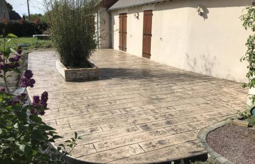 Terrasse en béton imprimé décor bois avec jardinière parpaing - Vauréal - 95490