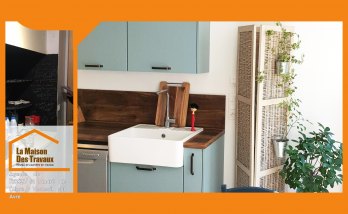 Rénovation de cuisine près de Chérisy – Une cuisine moderne avec façades bleu pastel, plan de travail en bois et évier timbre d’office pour un style chaleureux.