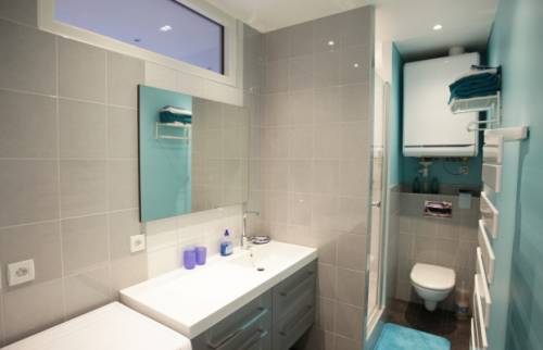 Peinture décorative et rénovation d'une salle de bains à Granville (50400)