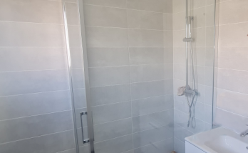 Rénovation de salle de bain - nouvelle salle de bains après travaux avec douche de plain-pied - Bourg-en-Bresse 01