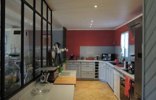 Transformation de la cuisine avec du béton ciré sur les murs et le plan de travail