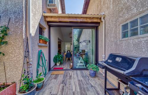 L'extension vue de l'extérieur, avec une belle continuité au niveau du carrelage