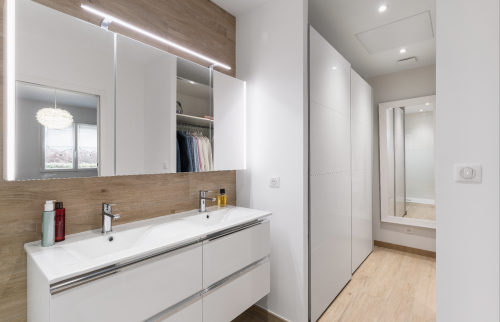 Salle de bain avec douche à l'italienne à Vertou