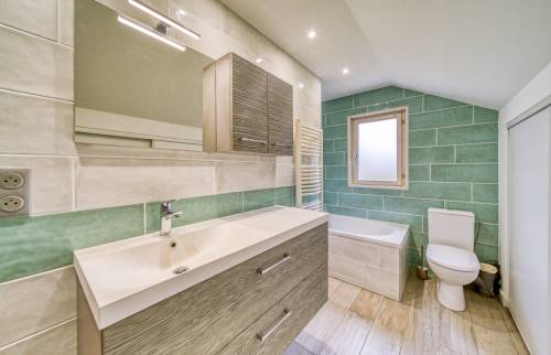 la grande salle-de-bain de l'étage