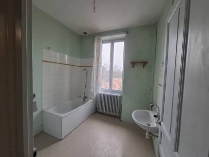 Salle de bain avant travaux de rénovation d'appartement - Bettant 01500