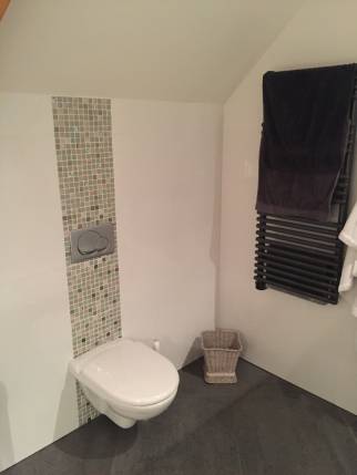 WC suspendu et sèche serviettes avec sol carrelé anthracite