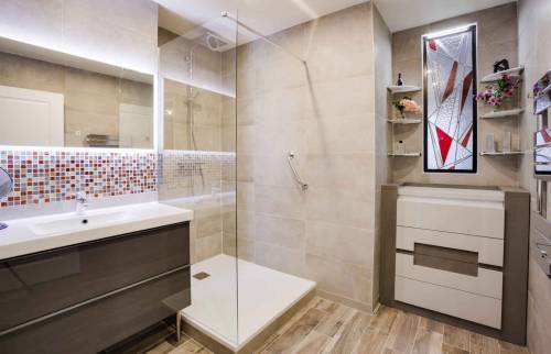 Salle de bain meuble et douche
