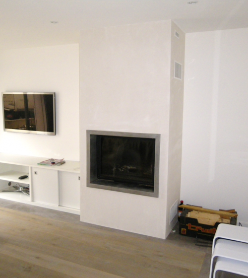 Installation d'une cheminée contemporaine