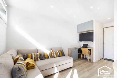 Salon et espace bureau