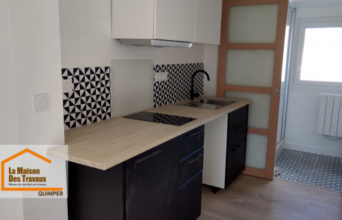 Rénovation complète d’une cuisine près de Quimper : agencement optimisé, matériaux durables et design moderne pour un espace fonctionnel au quotidien.