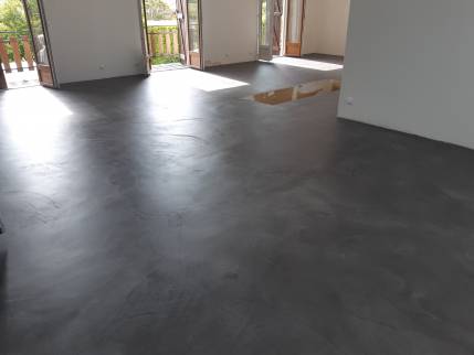 Travaux de rénovation de maison avec revêtement de sol en béton ciré - Saint-Jean-de-Niost 01800