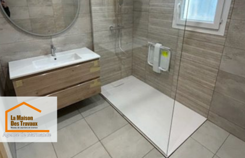 Salle de bain rénovée avec espace rangement : Associez style et fonctionnalité avec un meuble vasque moderne et un dressing intégré pour un agencement optimisé.