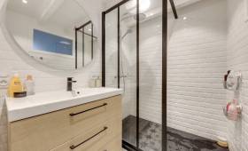 Une salle de bains dans un esprit vintage rétro, rénovation complète sur Lyon 9ème