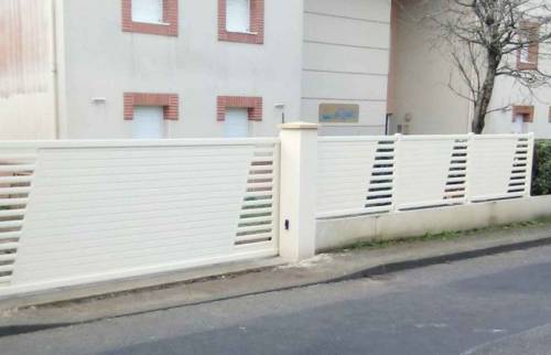 Clôture en aluminium sur muret en béton