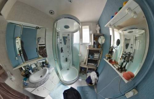 Vue 360° de l'ancienne salle de bains