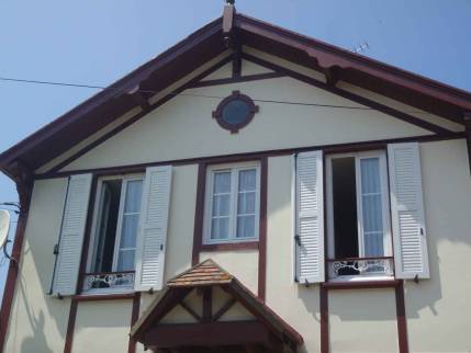Ravalement d'une façade d'une maison en bord de mer dans le Calvados