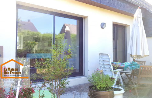 Une façade modernisée avec des fenêtres aux lignes épurées, parfaitement intégrées à l’architecture existante, améliorant à la fois l’esthétique et le confort intérieur. 🔧✨