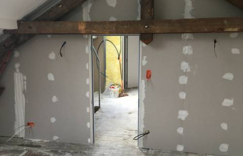 Pose de cloisons pour créer l'espace enfant