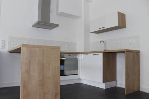 Cuisine blanc et en bois en forme de U