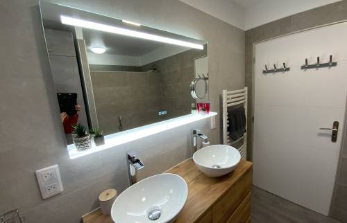 Meubles vasques et meuble miroir aprés rénovation 