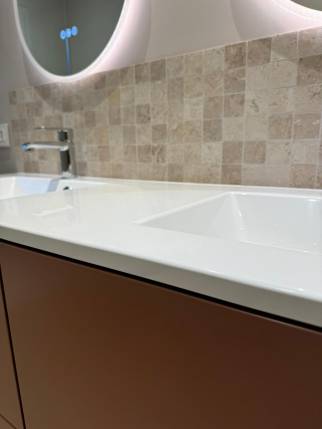 Crédence imitation pierre dans une salle de bain rénovée - Cholet 49300