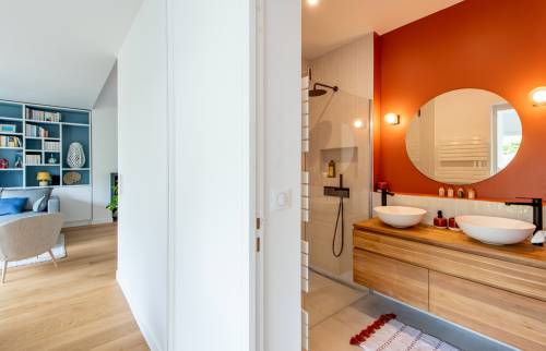 Des finitions soignées pour une salle de bain moderne à Marnes-la-Coquette