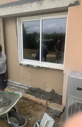 Travaux de rénovation fenêtre en cours La Maison Des Travaux Bruz