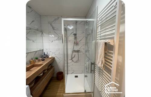 Rénovation totale dans une petite salle de bain en longueur 