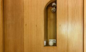 Niche décorative et pratique au-dessus du canapé-lit gris