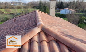 Vue d’ensemble de la toiture rénovée à Montayral (47500) après une réfection complète : nouvelles tuiles TERREAL, faîtage à sec et finitions soignées réalisées avec La Maison Des Travaux Marmande.