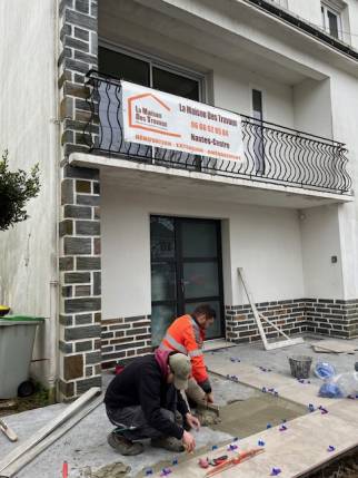 Travaux de revêtement de terrasse en cours devant la maison - Nantes 44