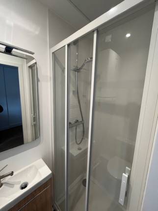 Nouvelle salle de bain avec cabine de douche dans un studio rénové - Nantes 44