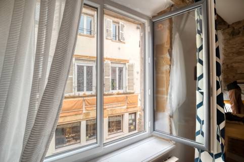 Rénovation des menuiseries extérieures à Chazay d'AZergues, en bicoloration Blanc / gris anthracite