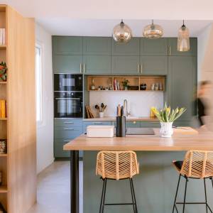Rénovation maison 80m² au Bouscat cuisine ouverte vert sauge avec îlot central bois par Raphaëlle Baujet