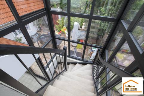 Escalier et cage vitrée après rénovation (Essonne)