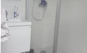 Pose nouvelle cabinet de douche avec seconde vasque acollée près de la paroi de protection cabinet - Clermont - 60600 -