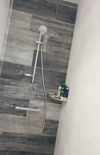 vue sur l'intérieure de la douche avec la faïence effet bois