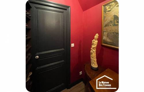 Cage d'escalier noir et rouge 