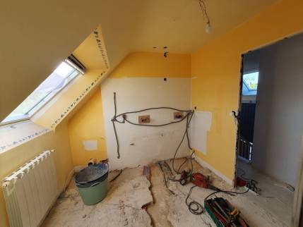 Évacuation des anciens meubles de salle de bain à Bruz avant rénovation