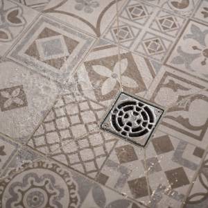 Carrelage effet bois et grès cérame mat rectifié – projet salle de bains MH Interior