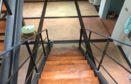  escalier principal du loft esprit industriel Paris