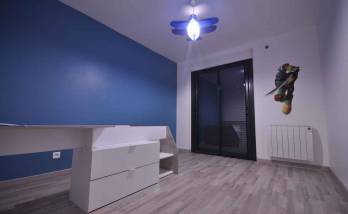 Une chambre sur fond bleu