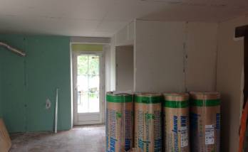 Isolation par rouleaux de laine de verre