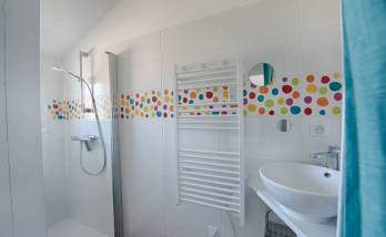 Création petite salle d'eau avec douche à l'italienne et installation vasque avec carrealge mural, puits de lumière latéral et sol en béton ciré - 77100 - Meaux 