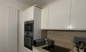 Mur repeint en blanc et la crédence